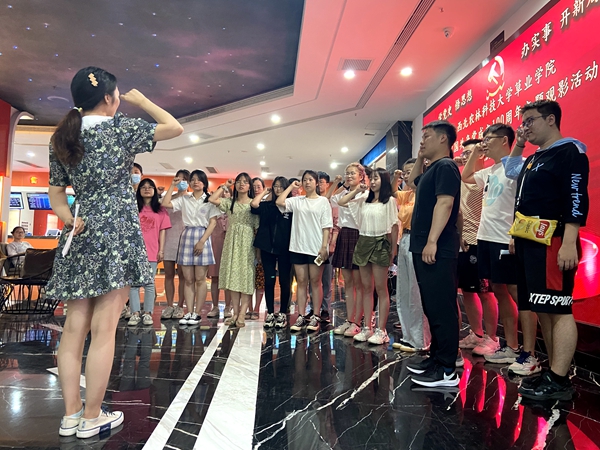 392a1dcae13748609fcd3d0eaa215b46.jpg 重温入党誓词.JPG