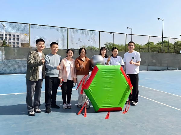 混合教工组众星捧月.jpg