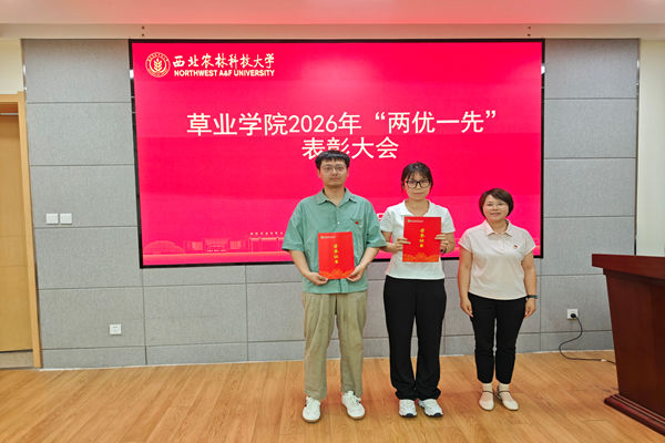 学院党委副书记兼副院长辛清婷为学生优秀共产党员.jpg