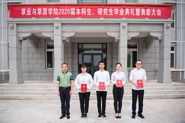 温仲明副院长为获得2020届优秀毕业研究生颁奖.JPG
