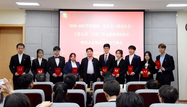 a2888d16068746f194044213a026994b.jpg 学院副院长杨培志老师与专项工作志愿服务队队长代表合影留念.jpg