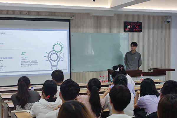 a2de7d7be938452597846d5c1e3c261c.jpg 朱琪做经验交流分享.jpg