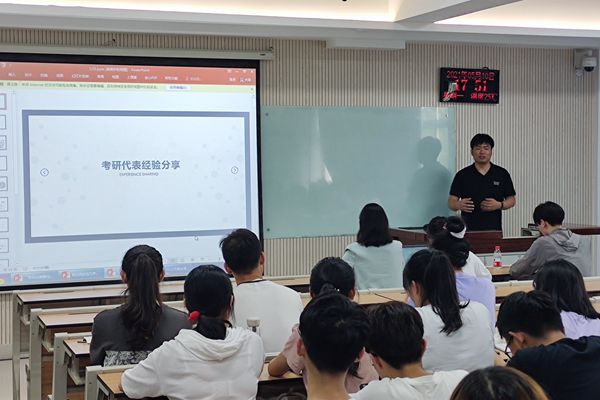 d5cc451a4c654a549db4e4661c56c263.jpg 辅导员张士军主持交流会.jpg