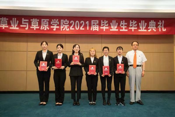 c29a1a42c8b8427da6146e8cedab7547.jpg 呼天明院长为获得2021届优秀毕业本科生颁奖.jpg