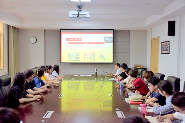 f375009c049e45f4aeefc4064a2aaeed.jpg 同学们认真听党课.jpg