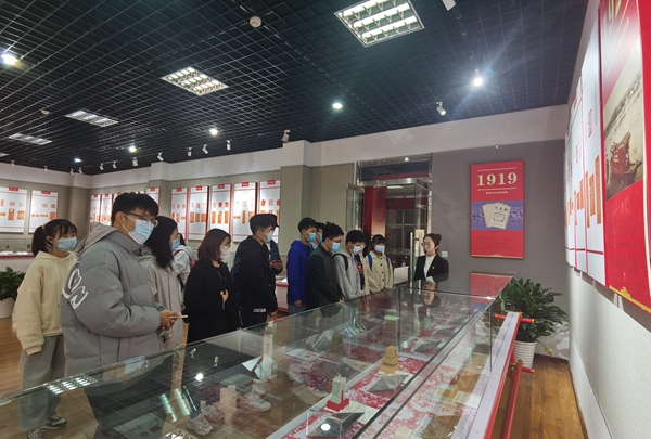 65d877752eb04e6cb7e1968bf08d8fe9.jpg 学员聆听讲解_副本.jpg