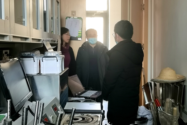 eb33288dde264bffb61ba883452bc9dd.jpg 陈红书记看望实验室做科研学生.jpg